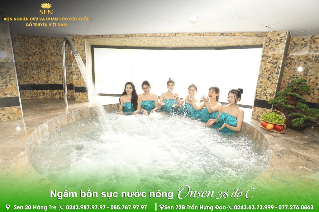 Ngâm bồn sục nước nóng Onsen 